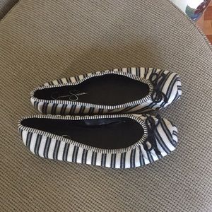 Jessica Simpson flats black & cream 8.5